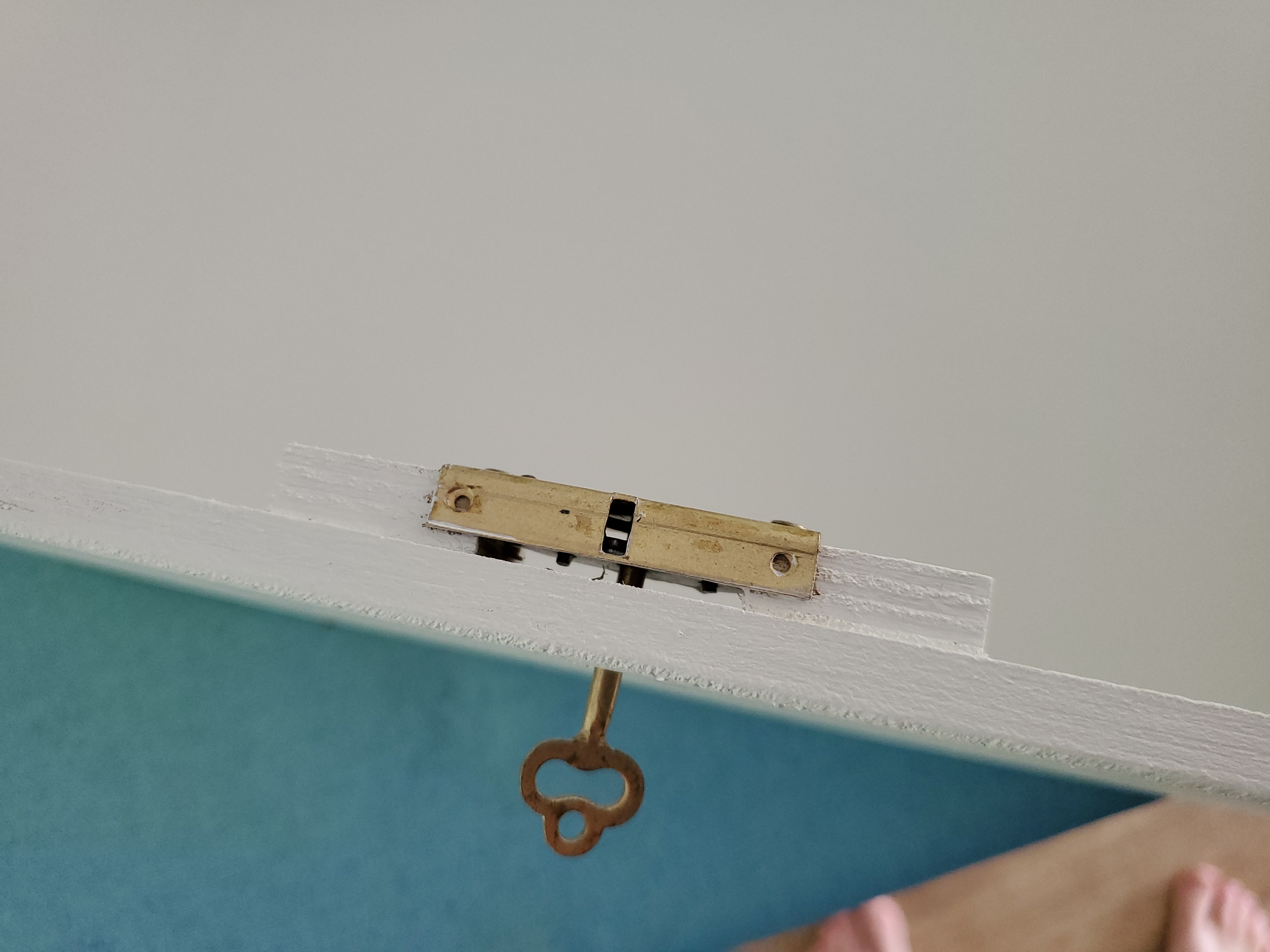 Creative Deco Urne bois 29x25x15 cm couvercle clé naturel
