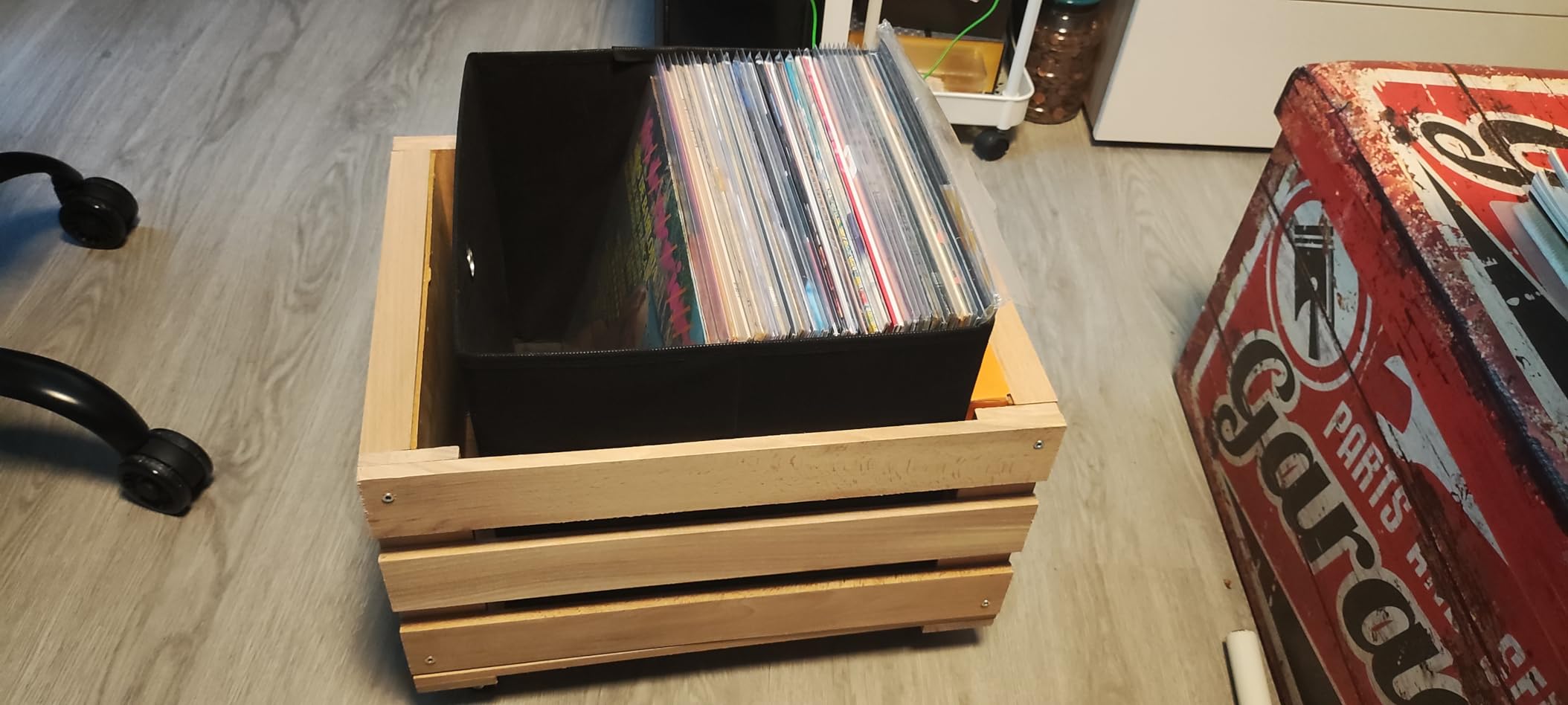 Creative Deco Caisse Bois Vinyles 46x36x29 cm hêtre roulettes